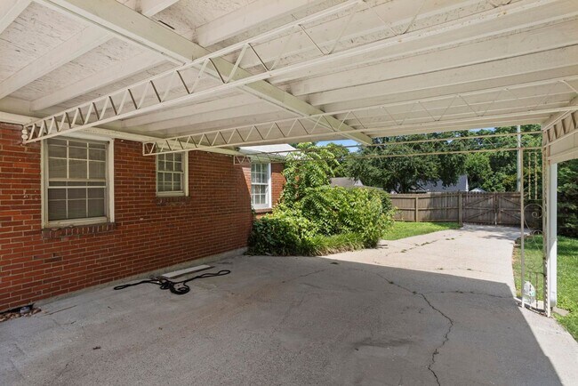 Building Photo - 1001 Horseshoe Dr