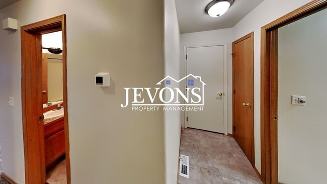 Building Photo - $500 Rent Credit - Two-bedroom home with a fully equipped kitchen, conveniently located near West...