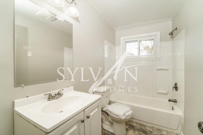 Building Photo - Updated 3 bedroom end unit townhome!