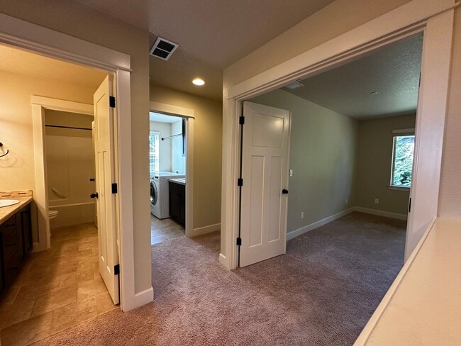 Building Photo - Beautiful 4-Bedroom Home in the Hills of W...