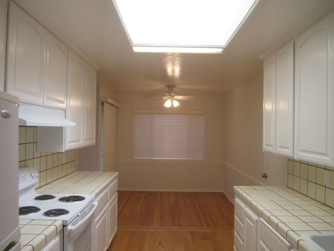 Building Photo - SPACIOUS 3BED, 2 BATH IN EXCELLENT SANTA C...