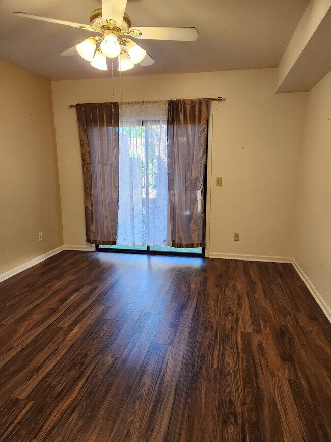Master bedroom - 5640 E Bell Rd