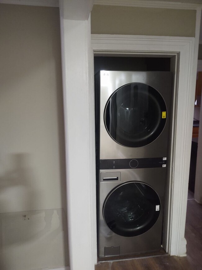 Building Photo - 3 Bedroom with off-street Parking on Park Ave