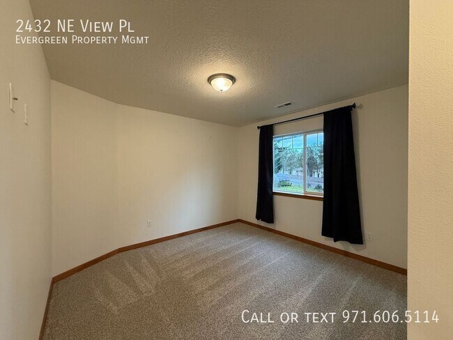 Building Photo - 2432 NE View Pl