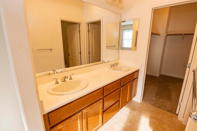 Building Photo - 947 Kestral Way