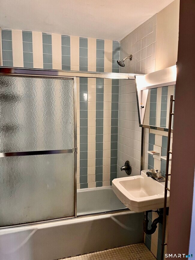 Building Photo - 40 Owen St