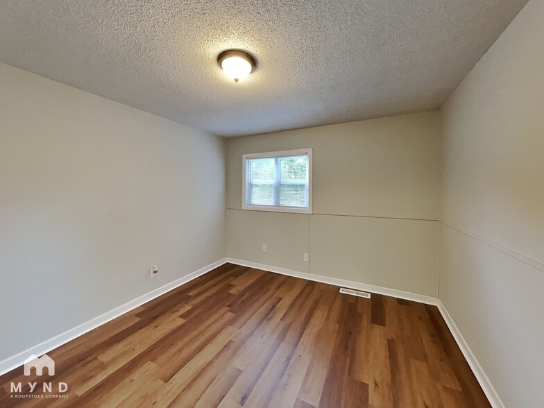 Building Photo - 440 Burgundy Rd