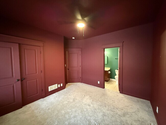 Building Photo - INSANE CLIFTON HOUSE W/FENCED IN YARD AND FINISHED BASEMENT