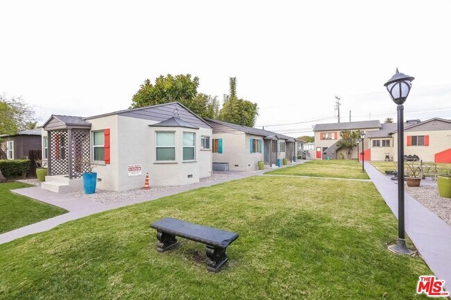 Building Photo - 1855 Euclid St