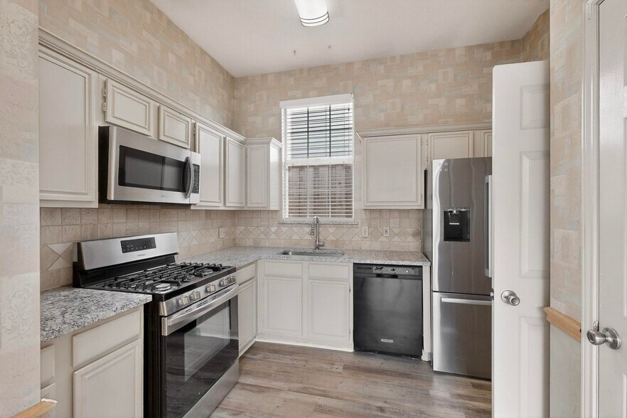 Building Photo - 636 Raintree Cir