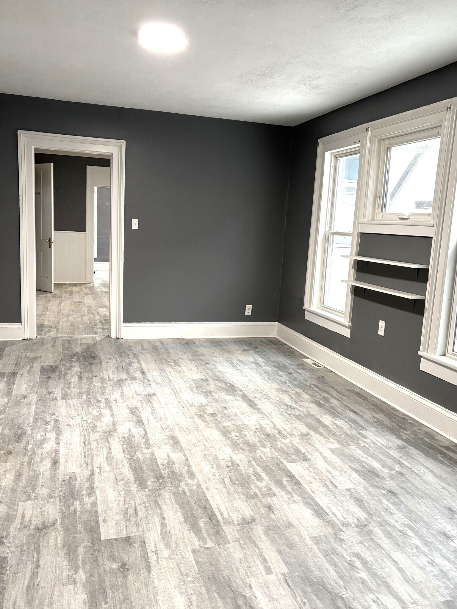 Building Photo - 313 E 7th St