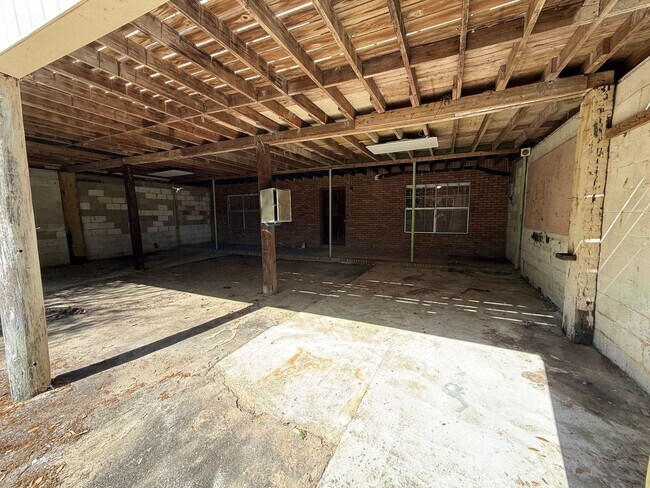 Building Photo - Milton / Pace - 3 bedroom, 2 bathroom