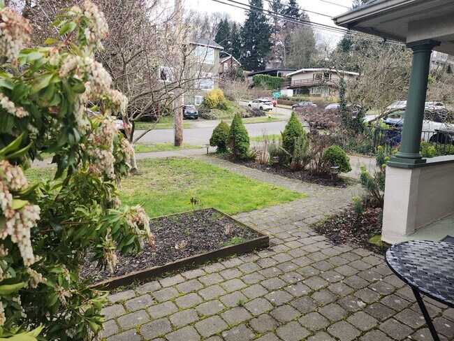 Building Photo - Spacious 3BR/3BA in Sought- After Queen Anne Location