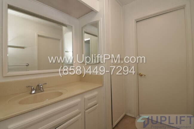 Building Photo - Charming 1 Bed / 1 Bath Condo in Gated Community in a Prime Central Location