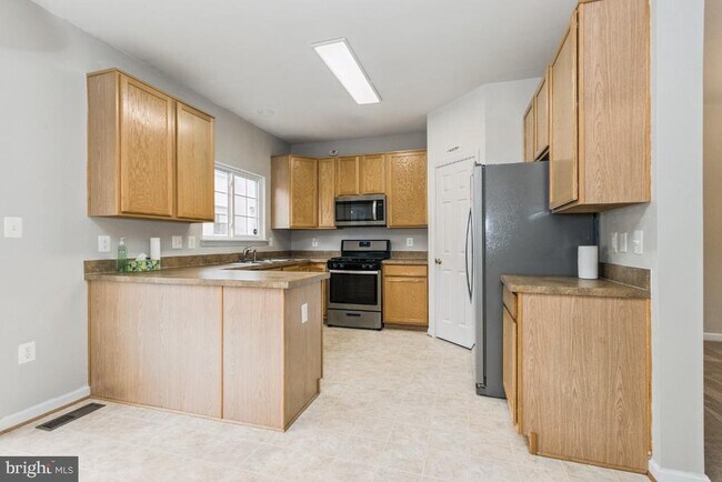 Building Photo - 2261 Forsythia Dr