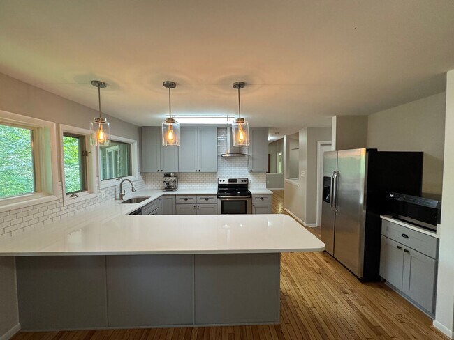 Building Photo - Fantastic 4 Bed 3.5 Bath Townhome With Sun...