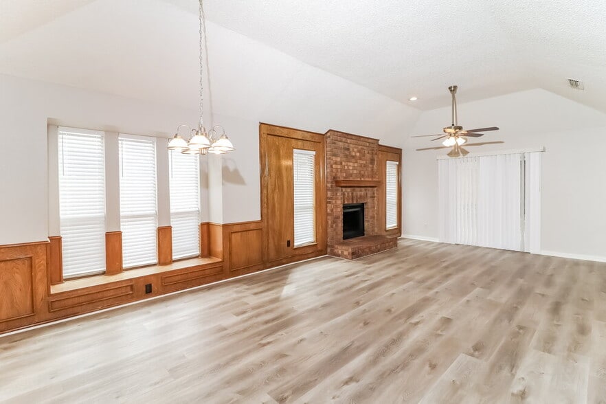 Building Photo - 9008 Willoughby Ct