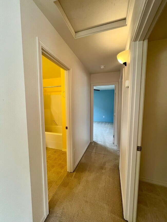 Building Photo - Hawk's Prairie 3BD + Bonus Area