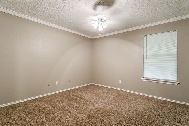 Building Photo - Spacious Home in great location!