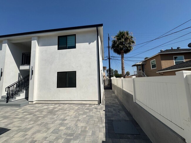 Building Photo - Spacious 1000 sq ft First-Floor Back ADU i...