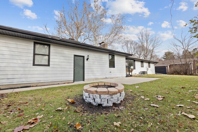 Building Photo - 2158 Pleasure View Rd