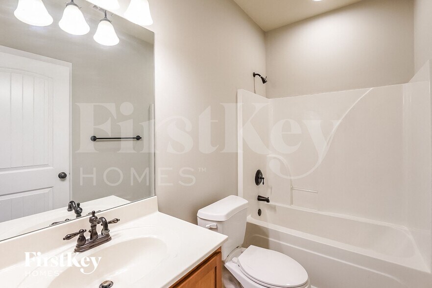 Building Photo - 2044 Highview Way