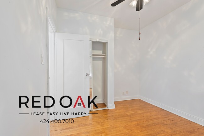 Building Photo - Sunlit Top Floor One Bedroom with Vintage ...