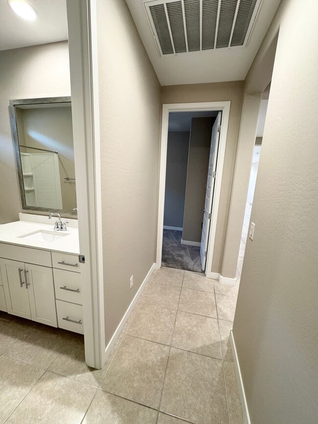 Building Photo - Beautiful Single Level Home Near Verrado!
