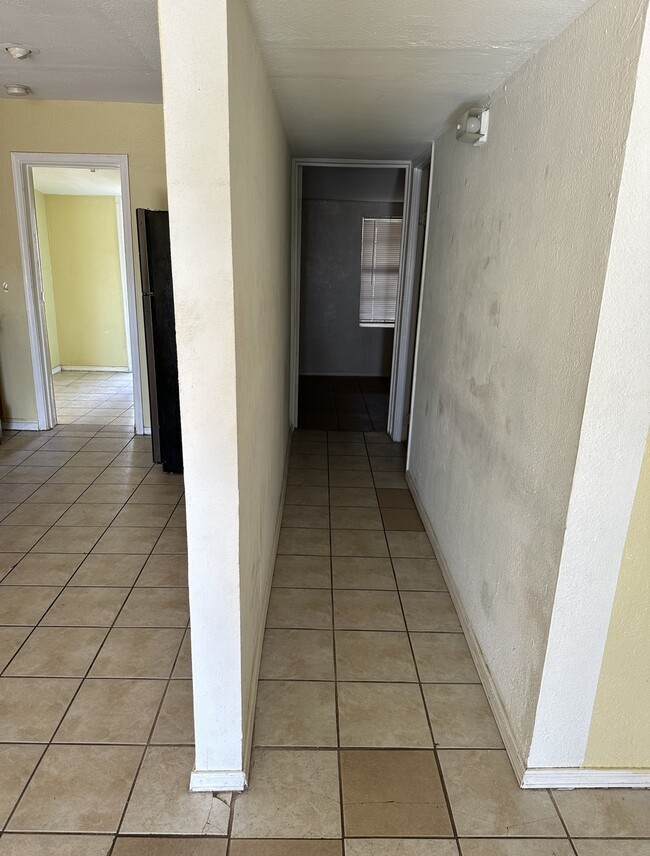 Building Photo - 106 E Vaughn Ave