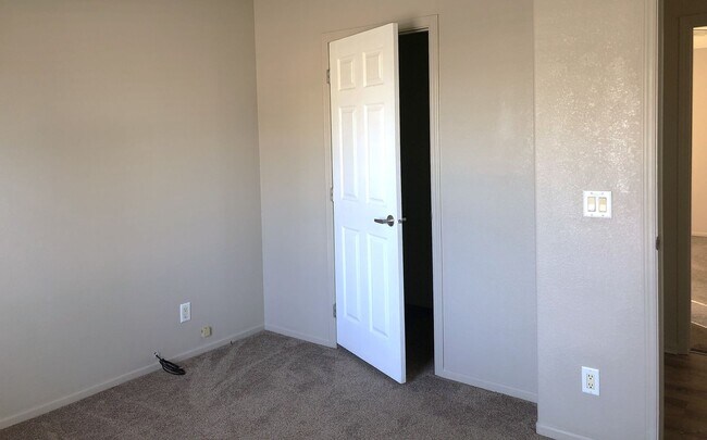 Building Photo - 3+2 Split Floor plan home in New Kingman