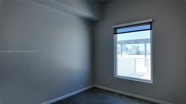 Building Photo - 10 SW South River Dr