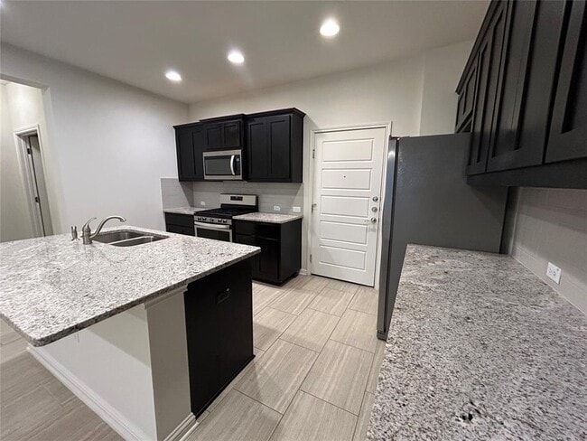 Building Photo - 13800 Lyndhurst St