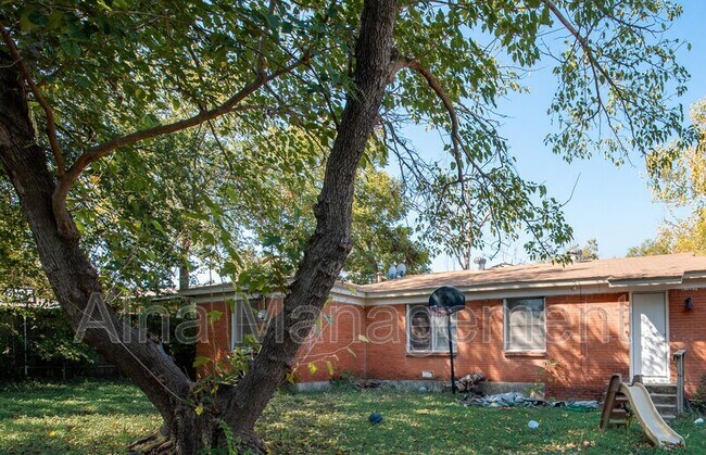 Building Photo - 867 Odie Dr