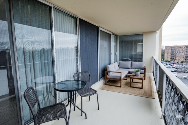 Balcony - Wynnewood House