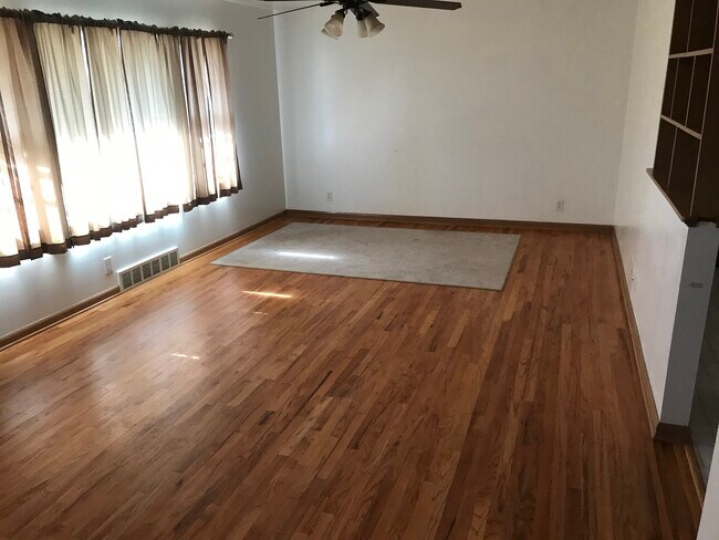 Living room - 7310 Valley St