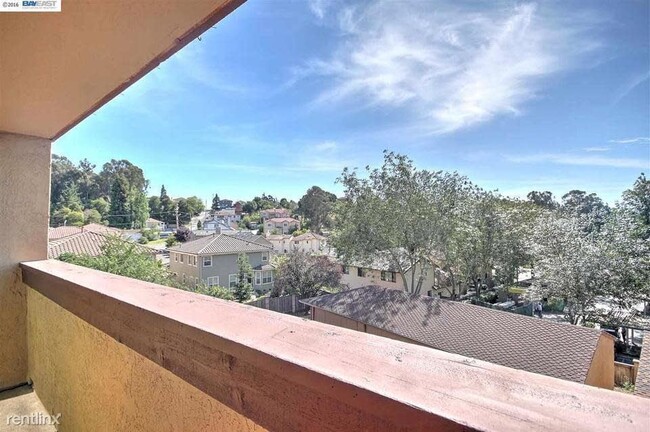 Building Photo - 3 br, 2 bath Condo - 26937 Hayward Bouleva...