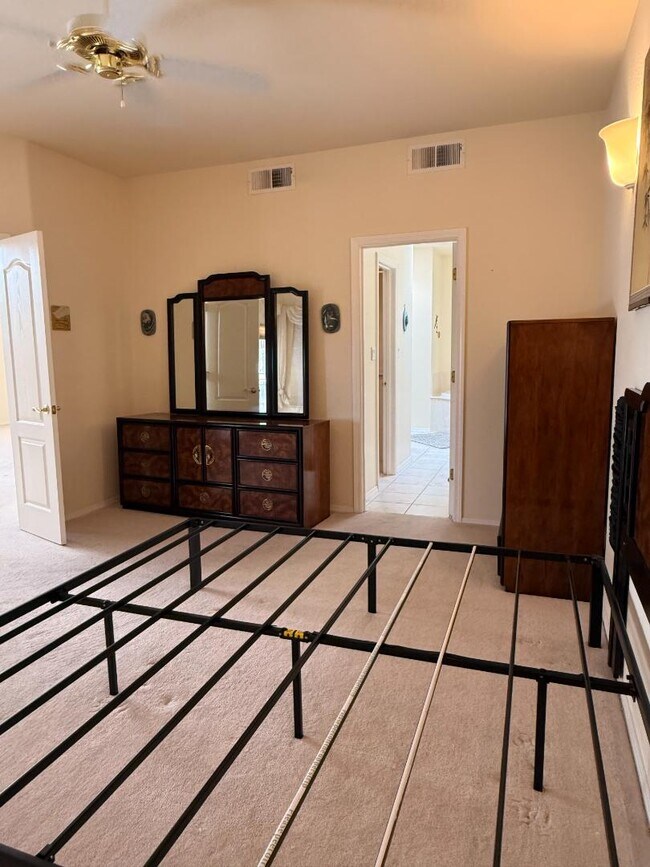 Building Photo - 711 Tramway Pl NE