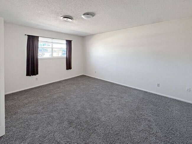 Building Photo - 513-517 East Sunset Circle