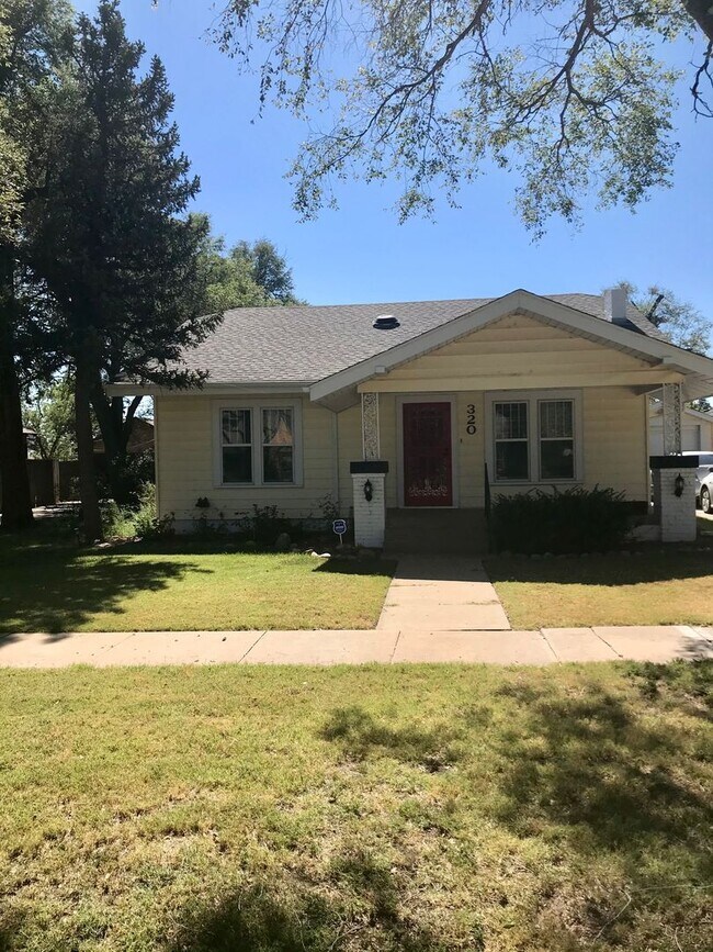 Building Photo - 4 Bedroom, 2 Bath in Sunset Terrace!