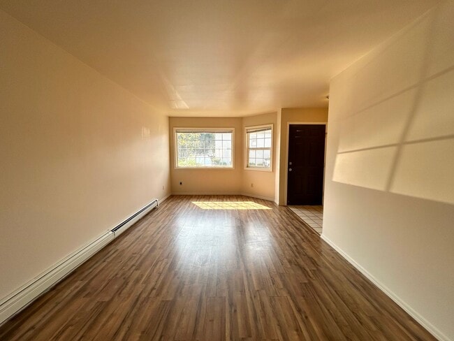 Building Photo - 2 Bedroom Condo with Washer/Dryer in Home