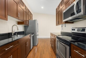 Building Photo - Welcoming Top Floor 1 Bedroom Condo - Gated Community with Parking