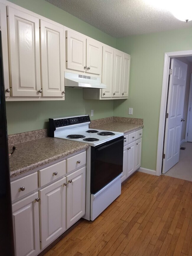 Building Photo - 98 Russell Ln