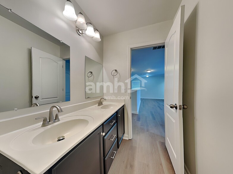 Building Photo - 15141 Taylor Ridge Ln