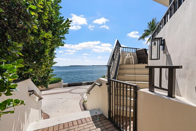 Building Photo - 520 Brickell Key Dr