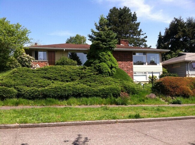 Building Photo - Pre-leasing-Beautiful Bryant Large Remodel...