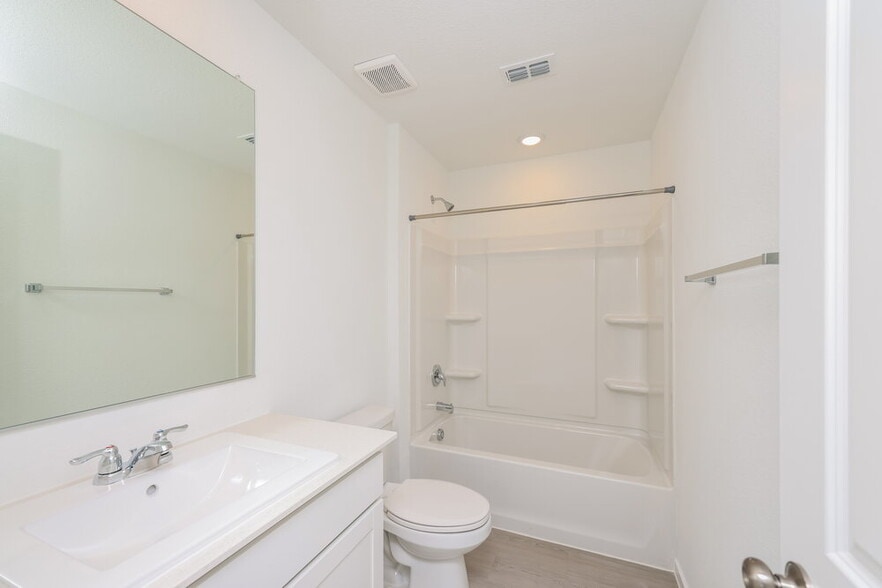 Building Photo - 1235 Maple St