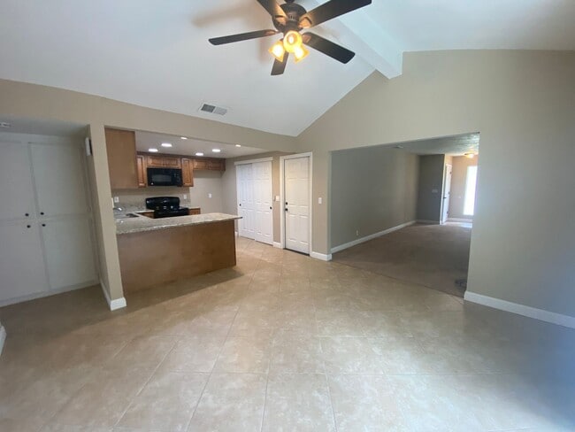 Building Photo - 2 Bedroom 2 Bathroom Updated Duplex with Y...