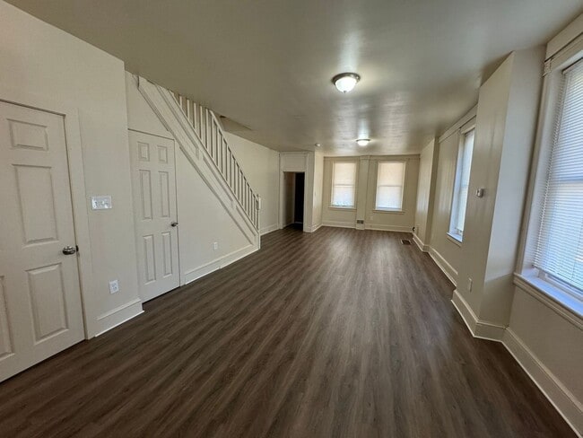 Building Photo - 1001 W 7th St