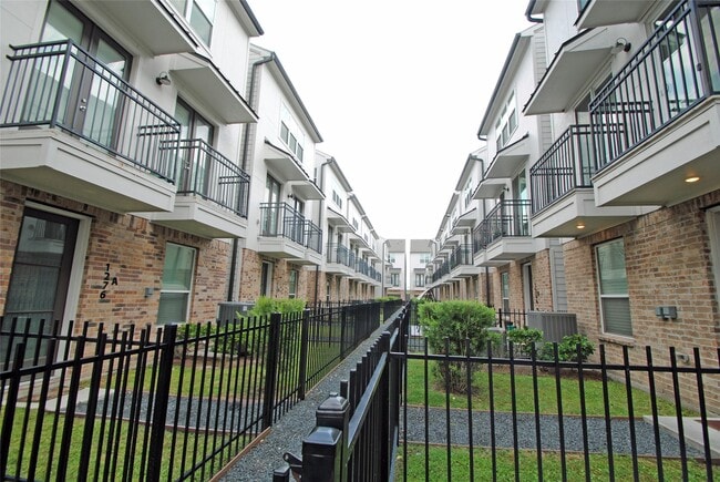 Building Photo - 1270 N Post Oak Rd