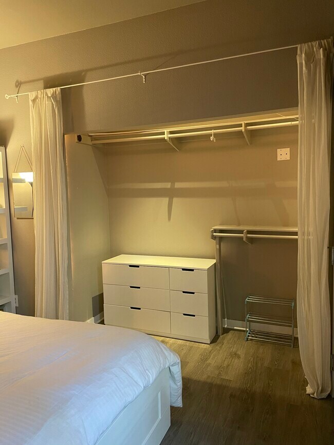 Building Photo - 777 6th Ave